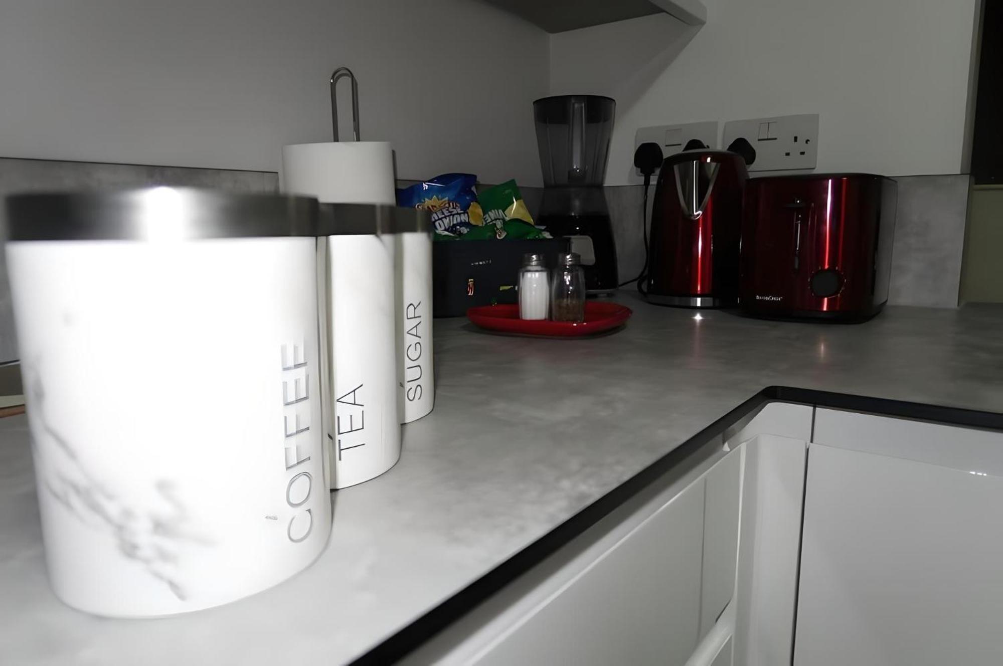 Apartamento Bloom Court -sleeps 4-free Parking With Workstation & High-speed Wifi *
