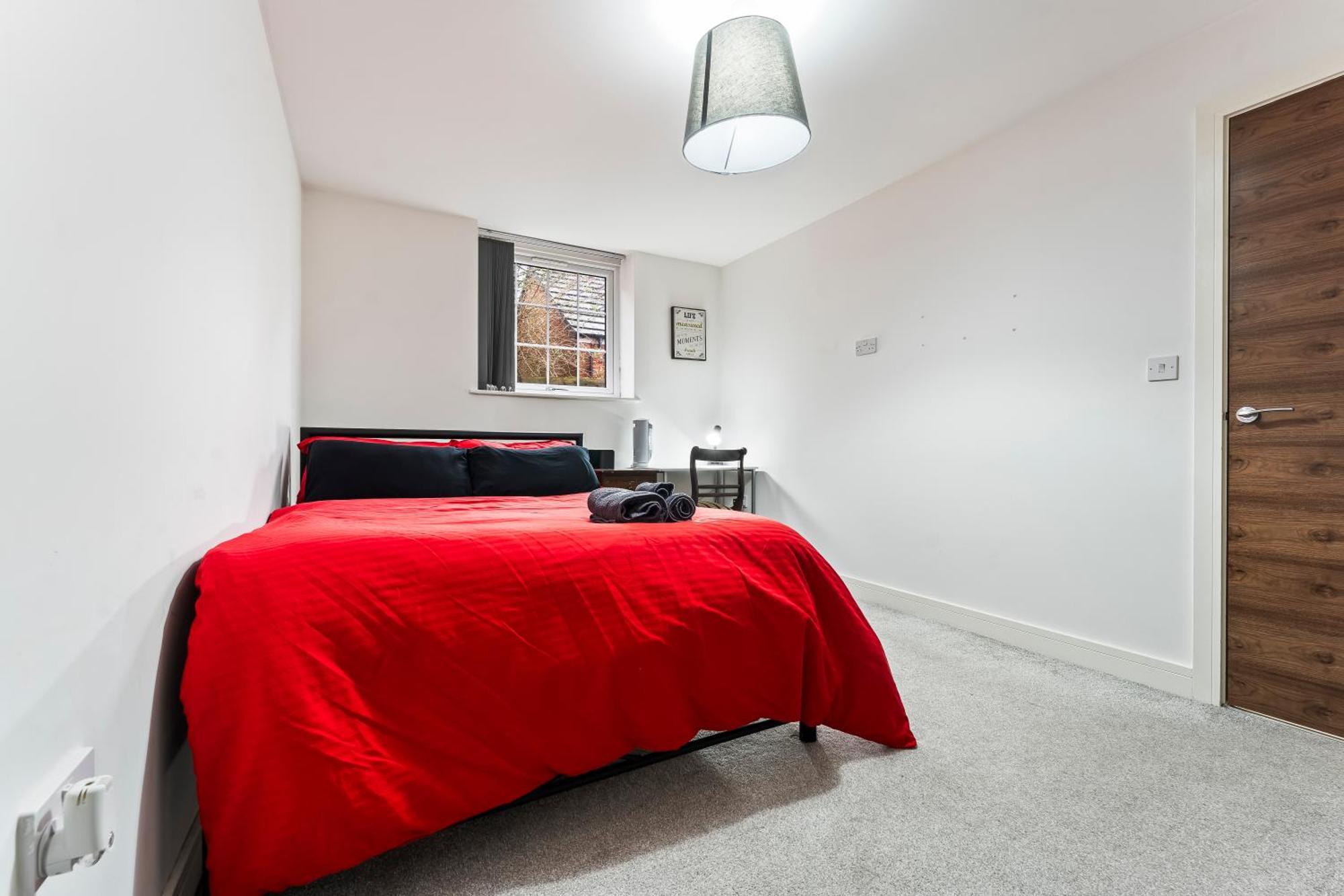 Apartamento Bloom Court -sleeps 4-free Parking With Workstation & High-speed Wifi